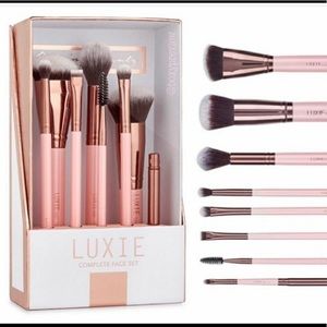New Luxie 8 piece brush set. Complete Face Set.